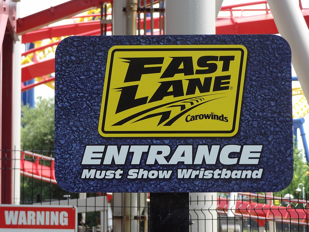 Fast Lane Entrance (via https://commons.wikimedia.org/wiki/File:Carowinds_Fast_Lane_sign.jpg)